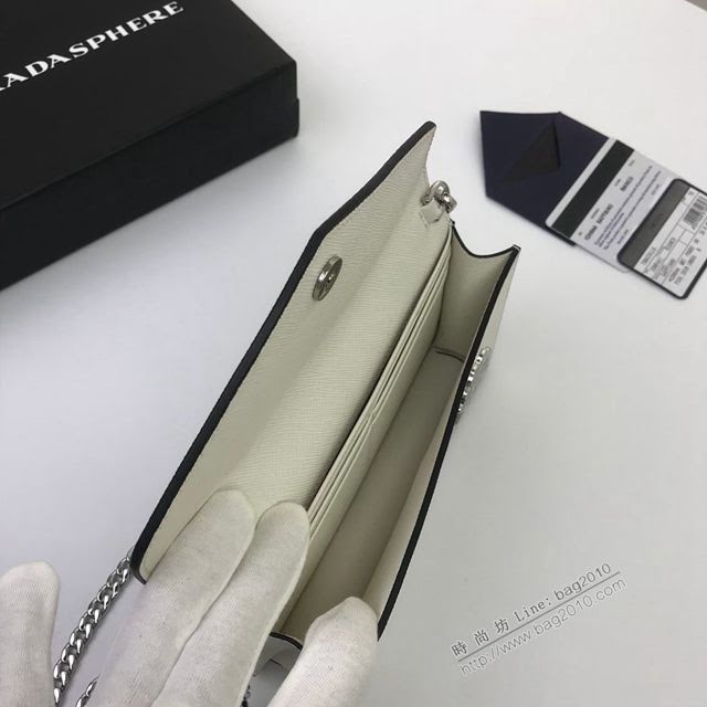prada女包 普拉達最新聖誕限量款系列 1DH044 月兔徽章 PRADA女士斜挎迷你包 prada翻蓋鏈條女包  pyd2282
